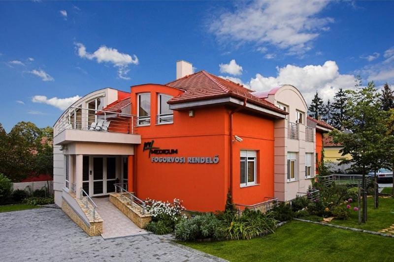Promedicum Panzio Hotel Veszprém Екстериор снимка